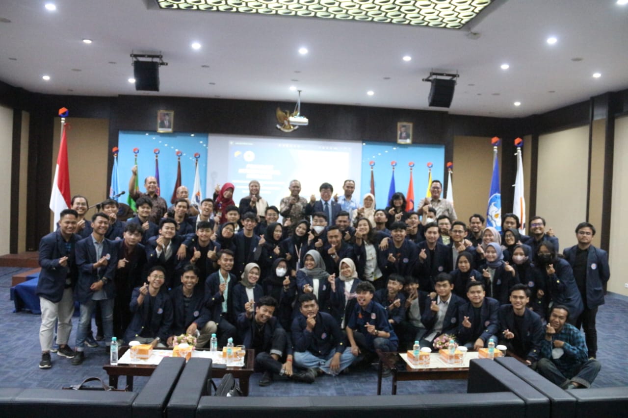 Foto bersama Direktur, pejabat lainnya dan mahasiswa prodi teknik listrik dengan perwakilanTongmyong University