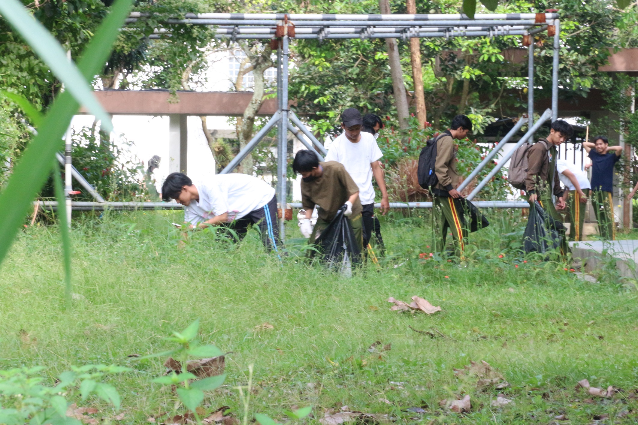Mahasiswa berperan aktif dalam kegiatan clean up day