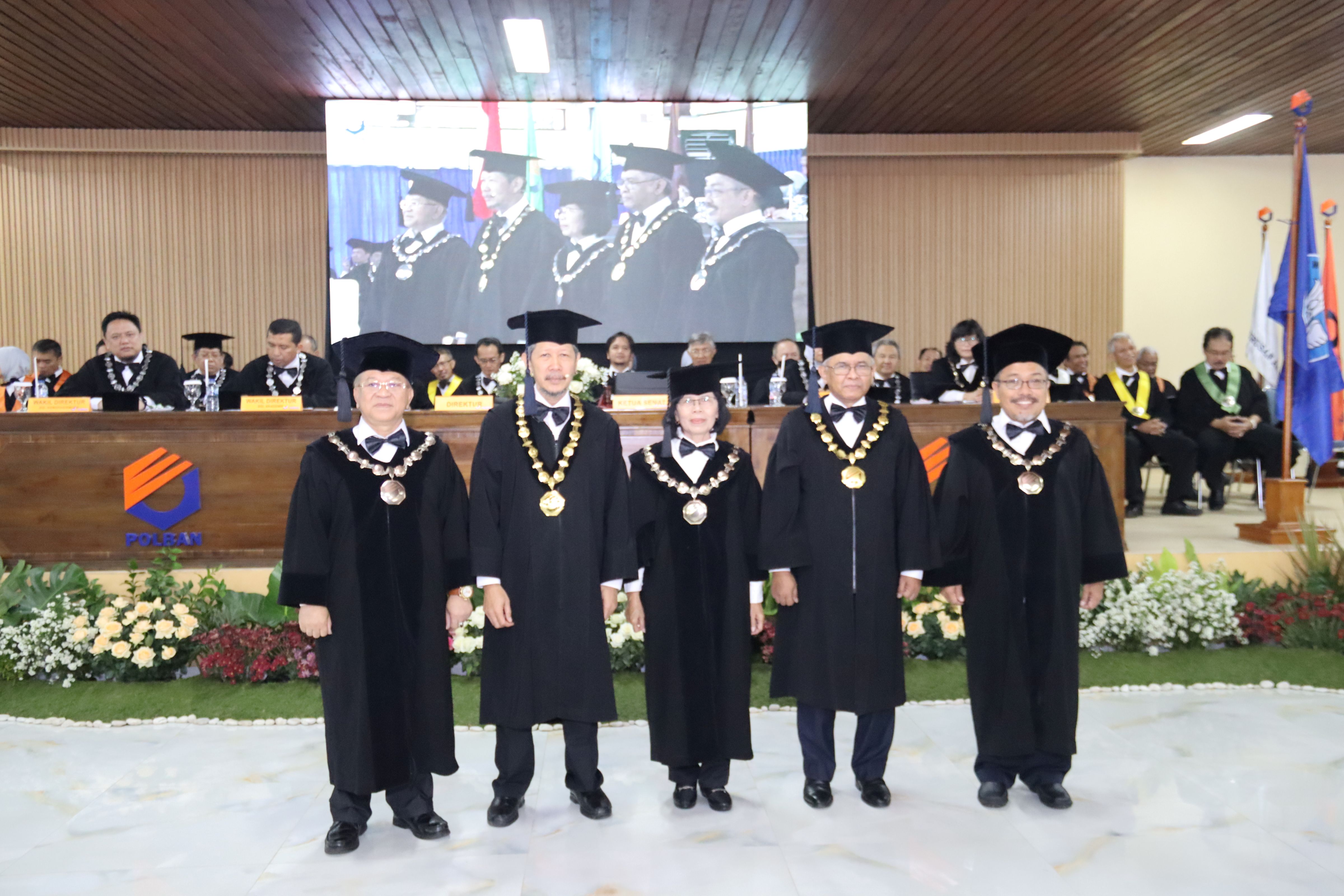 Direktur dan Ketua Senat bersama para Guru Besar Polban