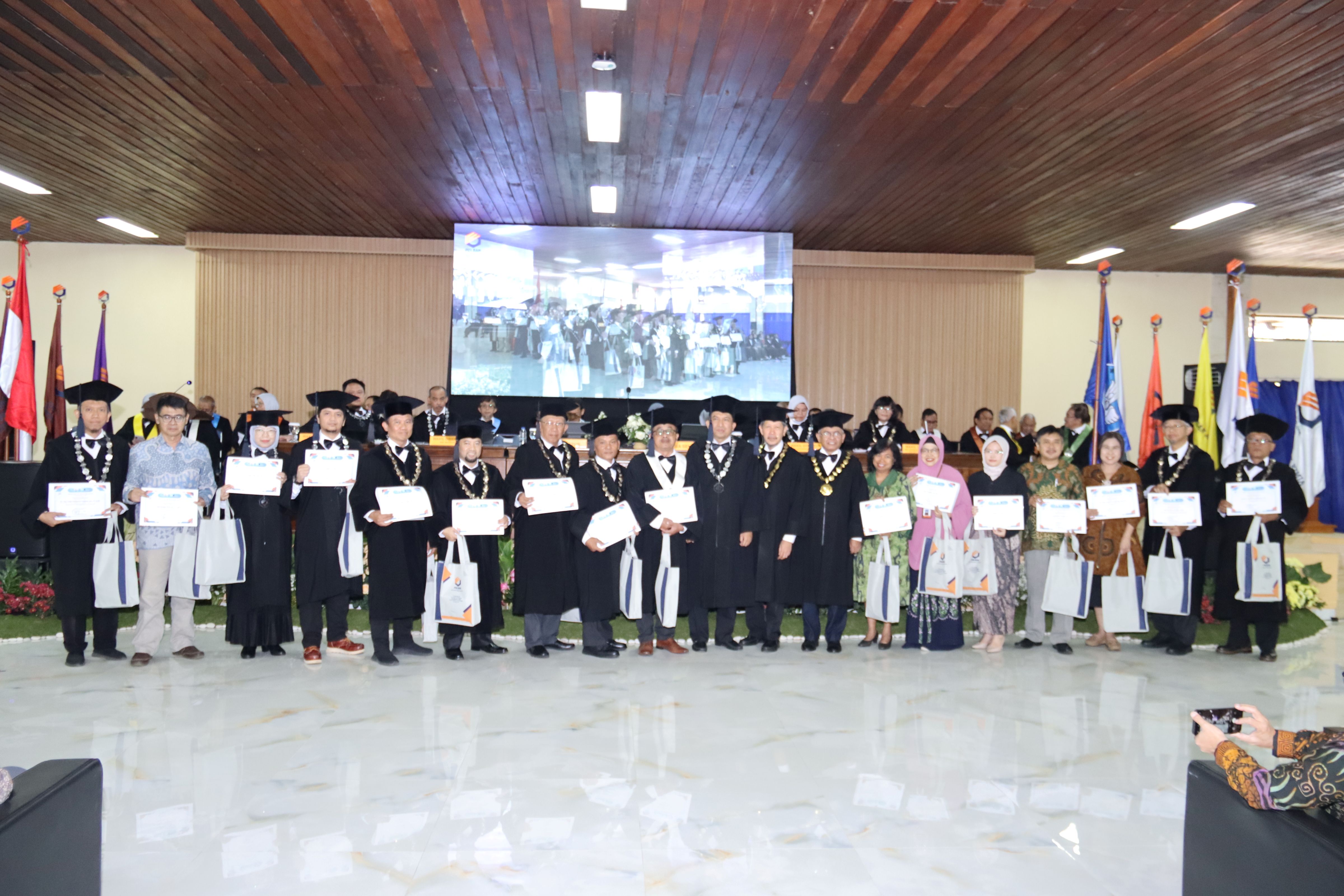 20 dosen sebagai Peneliti Berprestasi, berdasarkan keikutsertaan dalam program Kedaireka, PPM Diksi, dan program penelitian BRIN (LPDP)