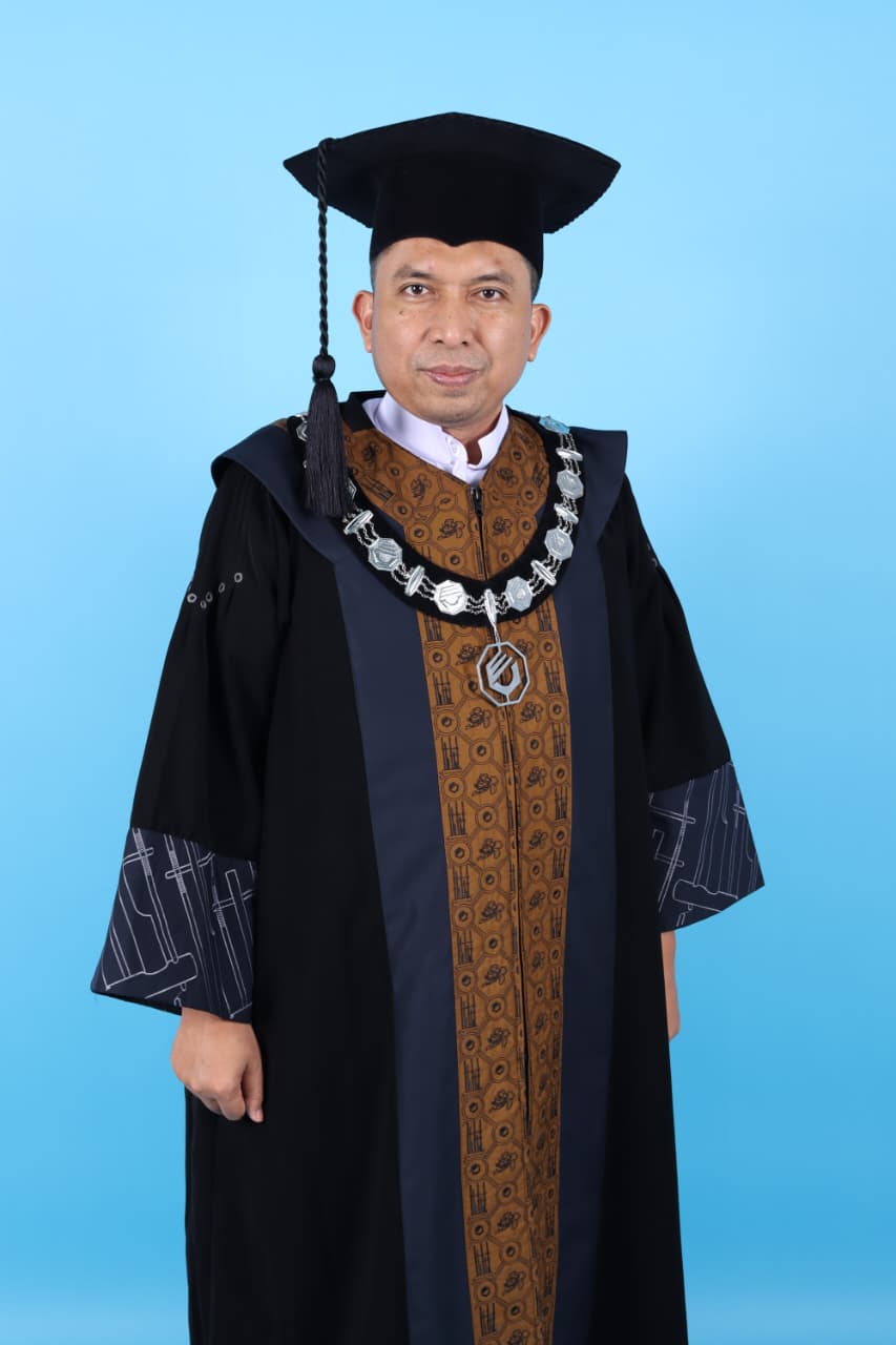 Pemakaian Busana Senat Oleh Wakil Direktur Bidang Akademik