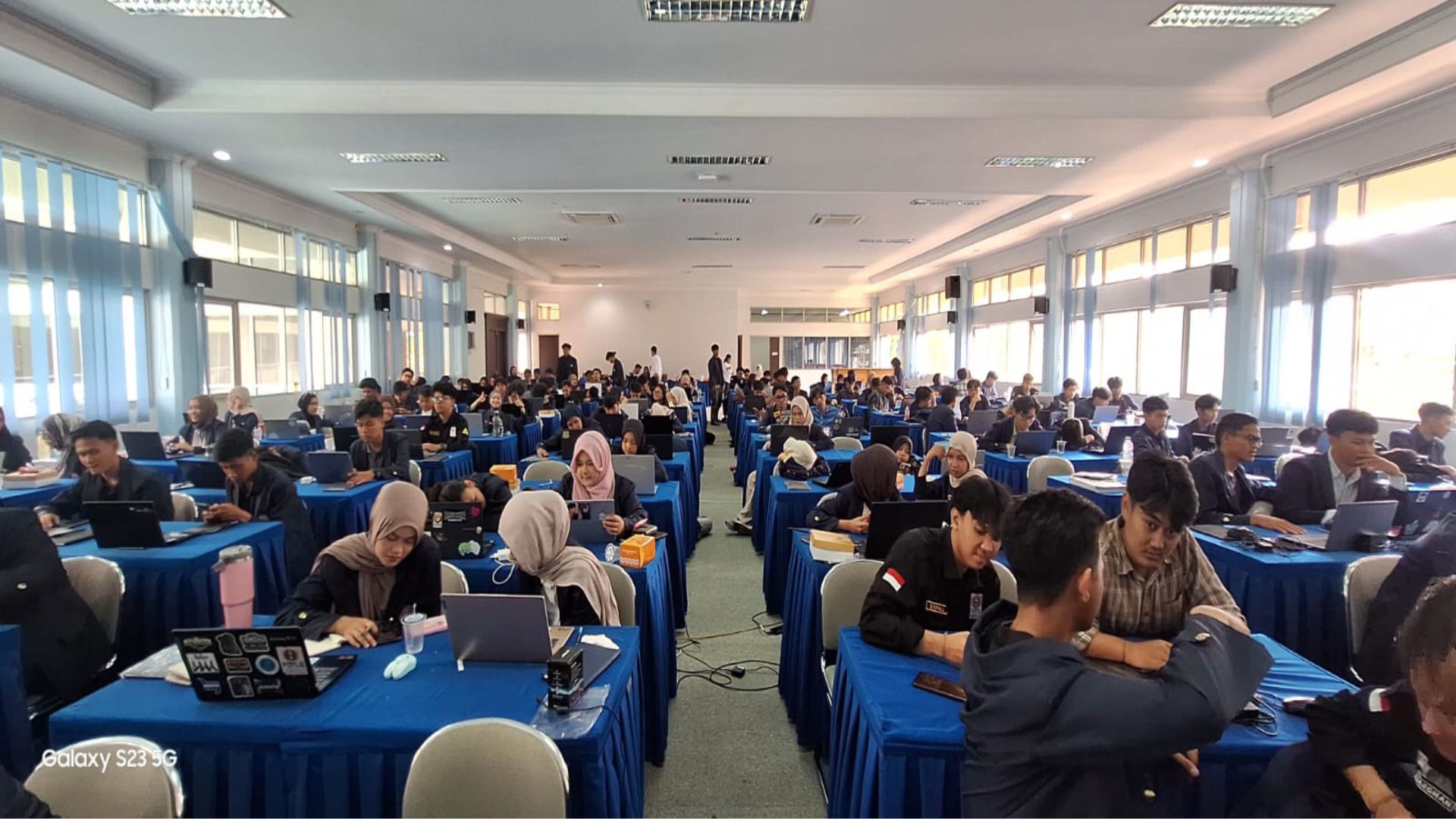 Jurusan Teknik Sipil Politeknik Negeri Bandung (Polban) bekerja sama dengan Balai Jasa Konstruksi Wilayah III Jakarta dan LSP Bina Konstruksi Nusantara menyelenggarakan kegiatan Uji Sertifikasi Kompetensi pada Senin, 29 Juni 2026. Kegiatan ini berlangsung di Conference Room Lantai 3 Gedung P2T Polban dan diikuti oleh 151 peserta yang merupakan calon lulusan dari dua program studi diploma tiga di lingkungan Jurusan Teknik Sipil.
