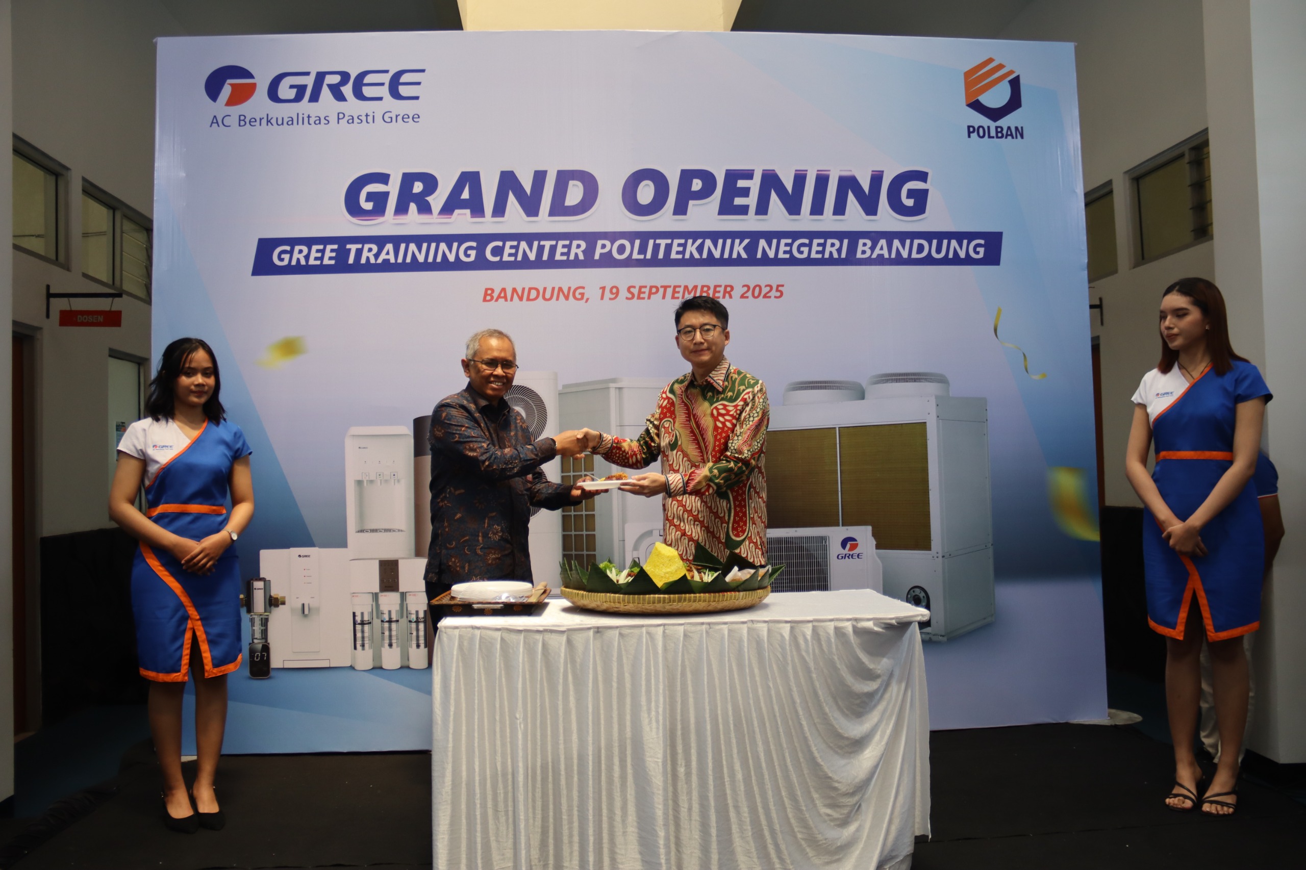BANDUNG — In a significant move to elevate vocational education standards, Politeknik Negeri Bandung (Polban) officially inaugurated the Gree Training Center on September 23, 2025. Established as an industry-standard practical laboratory, this new facility marks a milestone in aligning academic curriculum with the fast-evolving demands of the global refrigeration and air conditioning sector. The newly launched center is set to directly benefit students within the Department of Refrigeration and Air Conditioning Engineering (Teknik Refrigerasi dan Tata Udara). Through this strategic partnership with Gree, a world-renowned leader in air conditioning technology, the campus has integrated cutting-edge cooling infrastructure to provide students with unparalleled hands-on experience.