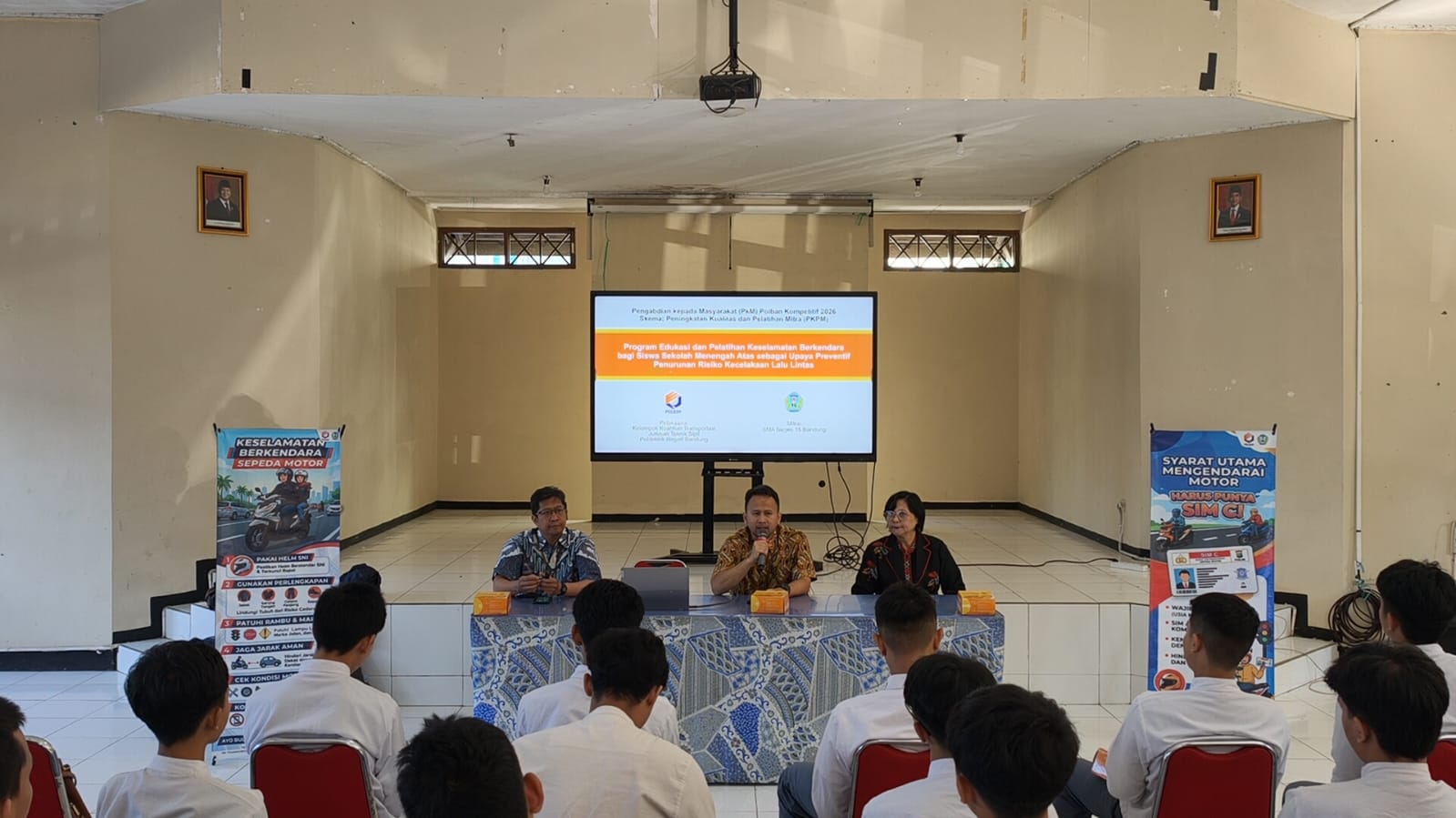 Tim PkM berfoto bersama Wakil Kepala Sekolah dan siswa peserta kegiatan edukasi keselamatan berkendara sepeda motor di SMA Negeri 15 Bandung. (Dok. Sheilla)