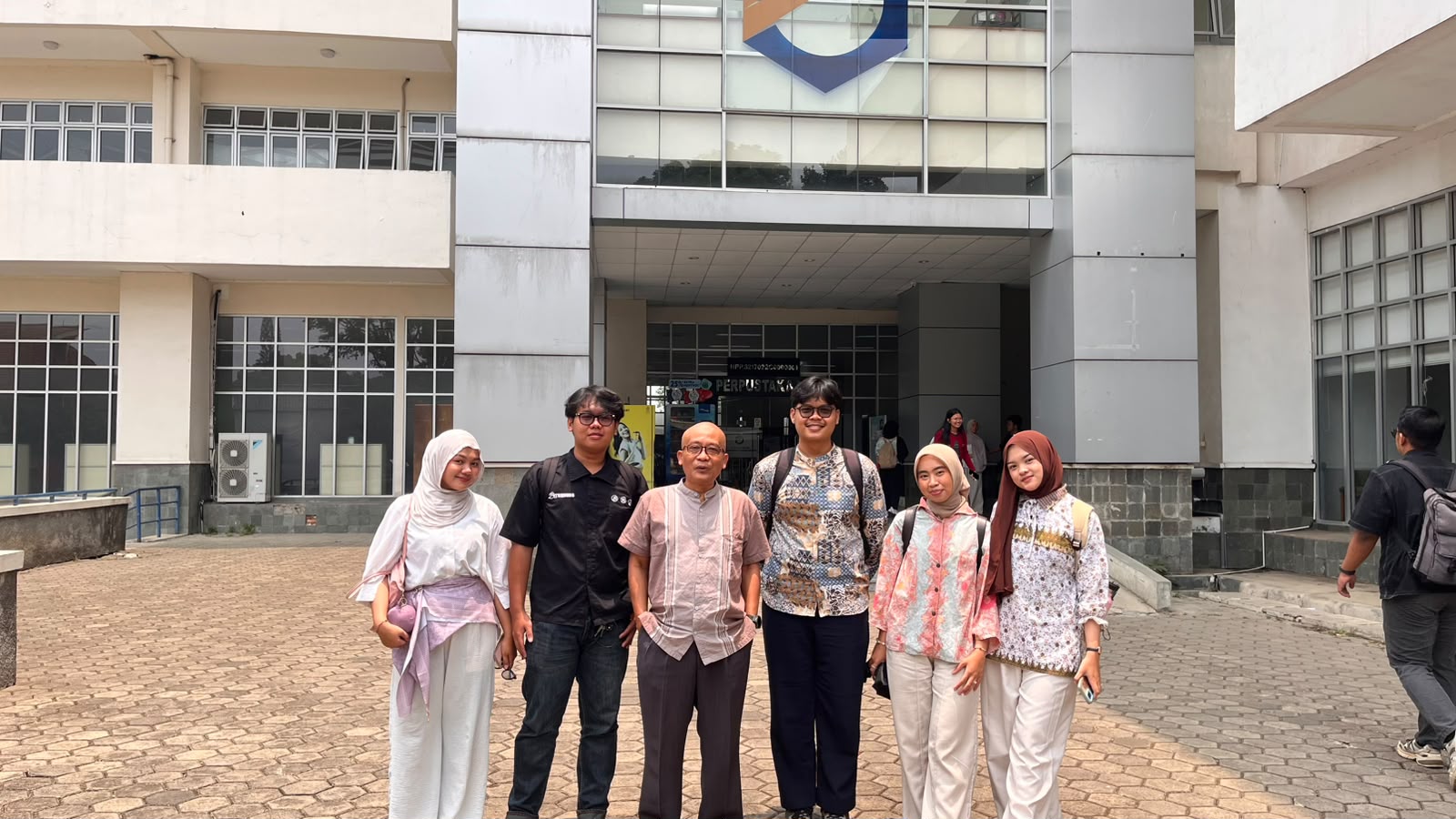 Tim AirthWise Green Data Center Politeknik Negeri Bandung bersama dosen pembimbing, Prof. Dr. Ir. Andriyanto Setyawan, M.T. Tim ini meraih penghargaan Design Expert pada The 6th Midea International HVAC Design Contest 2026.