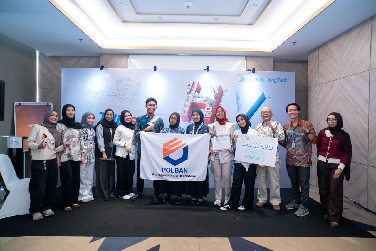 Tim Make Mom Proud bersama dosen pembimbing, Prof. Dr. Ir. Andriyanto Setyawan, M.T., dan tim Midea setelah meraih Juara III tingkat nasional kategori Student Group pada Midea HVAC Design Contest 2026.